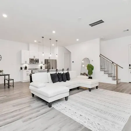 Villa Stylish 4 Beds - Min To Downtown With Backyard